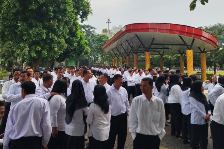 Wali Kota Salatiga menyerahkan penghargaan dan 908 SK PPPK Paruh Waktu secara simbolis usai upacara HUT ke-54 KORPRI dan HUT ke-80 PGRI di Alun-alun Pancasila Salatiga, Senin (1/12/2025). Kegiatan ini menegaskan komitmen integritas ASN serta penguatan profesionalisme dan netralitas aparatur pelayanan publik.
