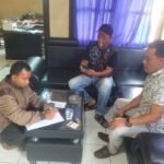 Seorang tukang pijat diamankan Polsek Ambarawa setelah mengambil satu kantong cabai milik pembeli di Pasar Pagi Ambarawa pada Selasa (9/12/2025). Kapolsek AKP Ririh Widhiastuti menjelaskan pelaku berinisial ID tertangkap warga usai aksinya dipergoki. Ia kemudian dibawa ke polsek untuk diproses lebih lanjut.