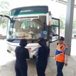 Terminal Tipe A Tingkir Salatiga memperketat ramp check bus AKAP. Pengawasan dilakukan BPTD Kelas I Jateng bersama petugas terminal dan Dishub di Terminal Tingkir, Selasa (23/12/2025), menyusul kecelakaan maut Tol Krapyak, guna menjamin kelaikan kendaraan dan keselamatan penumpang jelang Nataru 2026.