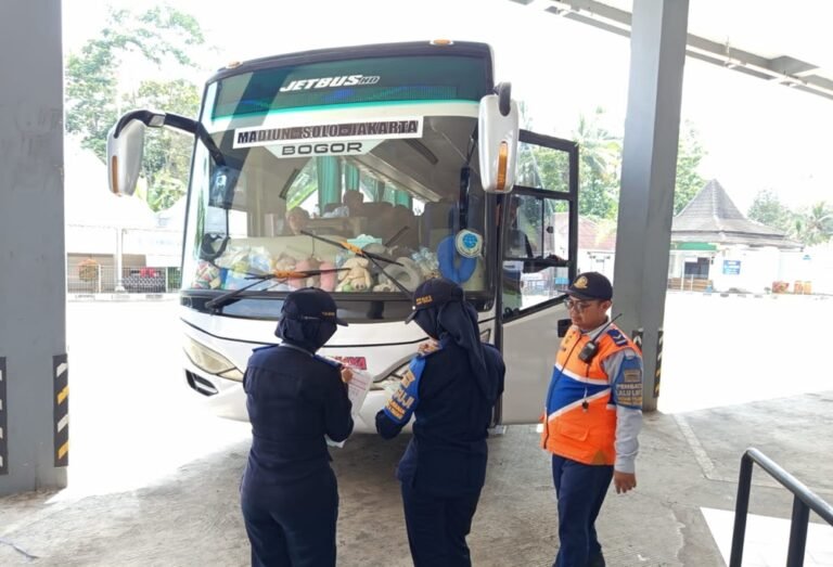 Terminal Tipe A Tingkir Salatiga memperketat ramp check bus AKAP. Pengawasan dilakukan BPTD Kelas I Jateng bersama petugas terminal dan Dishub di Terminal Tingkir, Selasa (23/12/2025), menyusul kecelakaan maut Tol Krapyak, guna menjamin kelaikan kendaraan dan keselamatan penumpang jelang Nataru 2026.
