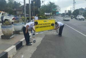 Dinas Perhubungan Kota Salatiga menambah rambu dan perlengkapan jalan. Dishub Salatiga memasang fasilitas lalu lintas di sejumlah titik rawan pada libur Natal 2025 dan Tahun Baru 2026, guna menekan risiko kecelakaan melalui pengecekan, penempatan rambu portabel, serta koordinasi dengan kepolisian.
