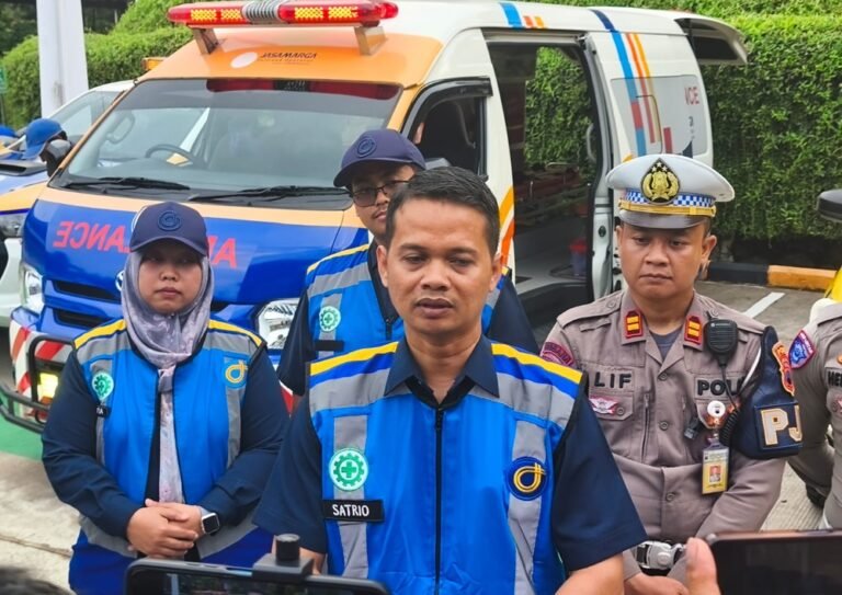 PT Jasamarga Semarang Batang menggelar Apel Terpadu Siaga Operasional di Plaza Tol Kalikangkung, Semarang, Rabu (17/12/2025). Apel diikuti jajaran operasional sebagai kesiapan pengamanan libur Natal 2025 dan Tahun Baru 2026, guna memastikan pelayanan dan arus lalu lintas Tol Semarang–Batang tetap aman dan lancar.