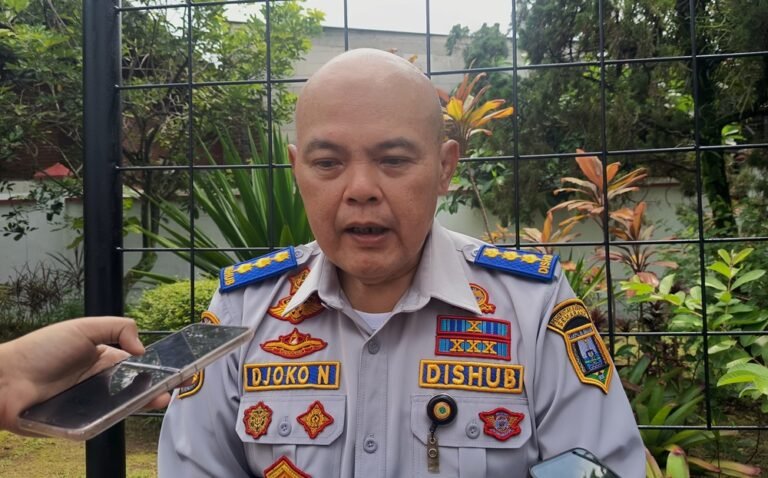 Dishub Kabupaten Semarang memprediksi lonjakan kendaraan hingga 60 persen selama libur Nataru 2026. Djoko Noerjanto menempatkan personel di titik wisata dan area rawan kemacetan seperti Bawen dan Ambarawa pada Jumat (12/12/2025). Pengaturan dilakukan untuk mencegah bottle neck melalui rekayasa lalu lintas dan pengalihan jalur.