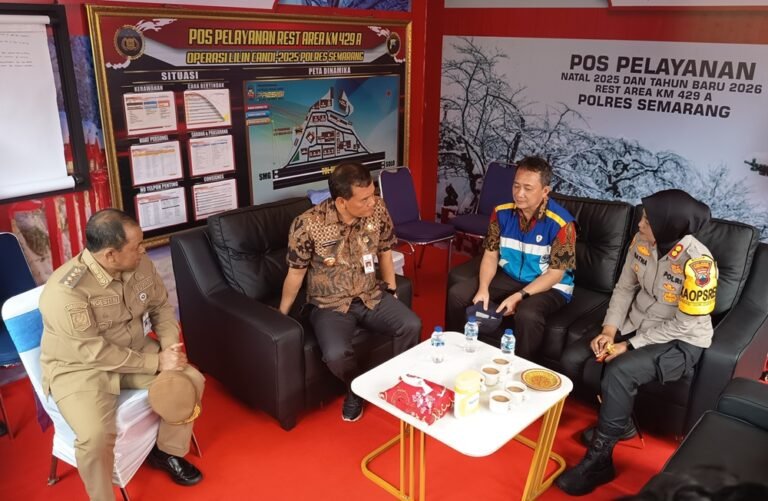 Pemerintah Provinsi Jawa Tengah memastikan kesiapan infrastruktur dan pengamanan Nataru. Gubernur Ahmad Luthfi meninjau Rest Area KM 429 A Ungaran, Tol Semarang–Solo, Selasa (23/12/2025), untuk memantau arus lalu lintas. Langkah ini dilakukan demi keselamatan perjalanan, kelancaran mobilitas, serta mitigasi bencana selama libur Natal dan Tahun Baru.