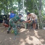 Prajurit Babinsa Kodim 0714/Salatiga bersama komunitas Rubicon Off Road dan warga membangun jembatan gantung di Dusun Krajan, Desa Kalikurmo, Kabupaten Semarang, Rabu (3/12/2025). Kegiatan gotong royong ini dilakukan untuk mengatasi keterbatasan infrastruktur desa dan memperkuat kemanunggalan TNI dengan rakyat.