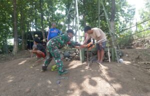 Prajurit Babinsa Kodim 0714/Salatiga bersama komunitas Rubicon Off Road dan warga membangun jembatan gantung di Dusun Krajan, Desa Kalikurmo, Kabupaten Semarang, Rabu (3/12/2025). Kegiatan gotong royong ini dilakukan untuk mengatasi keterbatasan infrastruktur desa dan memperkuat kemanunggalan TNI dengan rakyat.