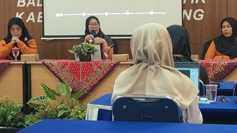 BPS Kabupaten Semarang memastikan Sensus Ekonomi 2026 aman dan tidak terkait pajak. Dewi Trirahayuni menyampaikan kegiatan berlangsung Mei–Juli 2026 di seluruh wilayah Kabupaten Semarang untuk mendapatkan data usaha yang akurat. Pendataan dilakukan melalui EWI dan kunjungan rumah tangga oleh petugas terlatih.