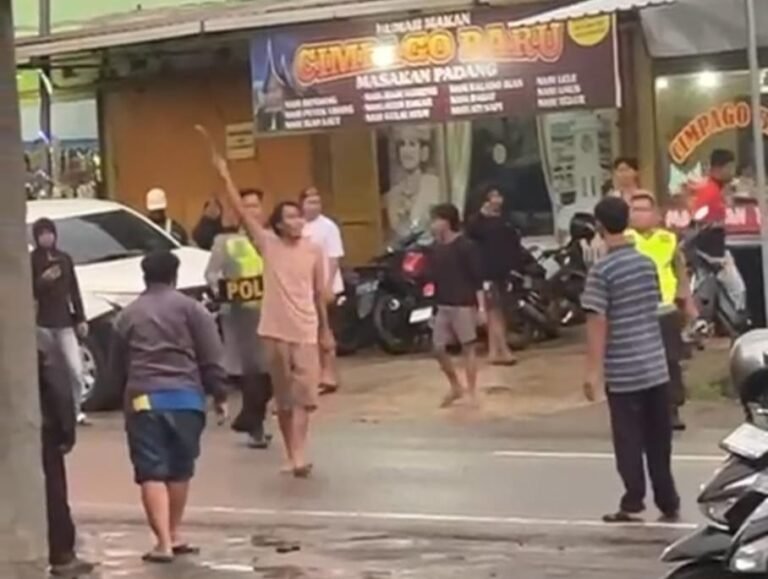 Polsek Bawen mengamankan AJ, pria 39 tahun asal Ngrawan Kidul, yang mengamuk sambil membawa celurit di Jalan Palagan Ngrawan pada Kamis, 11 Desember 2025. Aksi itu menyebabkan kemacetan hingga akhirnya AJ ditangani polisi dengan bantuan warga dan dibawa ke RSJ Magelang untuk perawatan lanjutan.