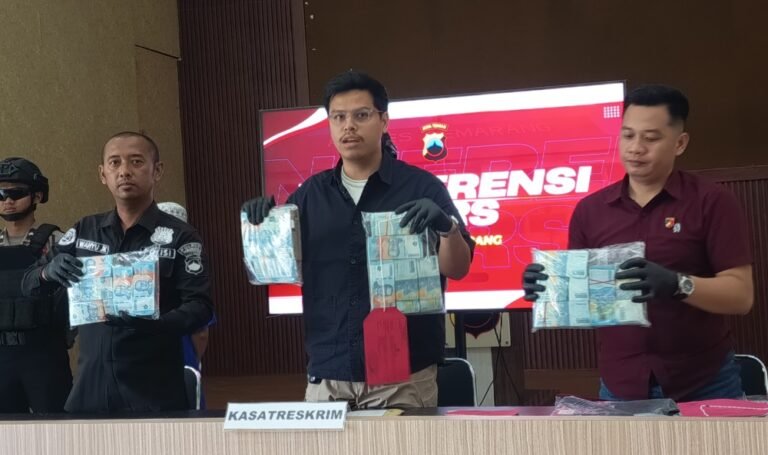 Seorang office boy PT Cipta Niaga Semesta membobol brankas perusahaan. Tersangka AL (34) ditangkap Polres Semarang di Bawen, Selasa (23/12/2025), setelah mencuri ratusan juta rupiah. Aksi dilakukan dengan kunci duplikat karena motif judi online dan pelunasan utang pribadi.