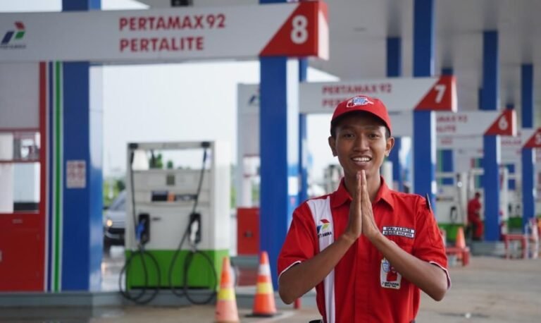 Pertamina Patra Niaga menghadirkan promo khusus Nataru 2025–2026 bagi masyarakat yang melakukan perjalanan. Disampaikan oleh Taufiq Kurniawan di Jateng–DIY, program ini diberikan karena tingginya mobilitas akhir tahun. Promo berlaku melalui MyPertamina dan hotel Patra Jasa, dengan penerapan layanan siaga guna mendukung kenyamanan perjalanan.