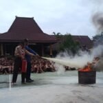 Satuan Polisi Pamong Praja Kota Salatiga melalui Damkar menggelar penyuluhan bahaya kebakaran kepada siswa dan guru di SMP Negeri 3 Salatiga, Selasa pagi. Kegiatan ini bertujuan meningkatkan kesiapsiagaan sekolah melalui edukasi teori dan praktik pemadaman menggunakan APAR guna meminimalkan risiko kebakaran.