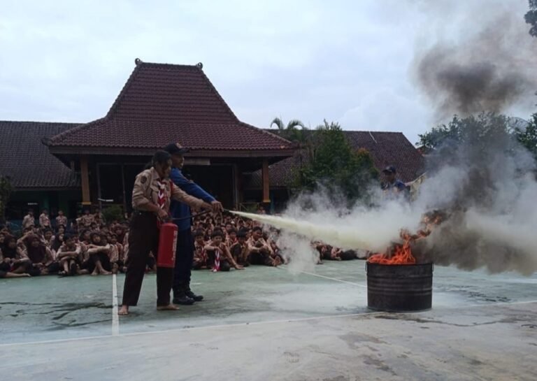 Satuan Polisi Pamong Praja Kota Salatiga melalui Damkar menggelar penyuluhan bahaya kebakaran kepada siswa dan guru di SMP Negeri 3 Salatiga, Selasa pagi. Kegiatan ini bertujuan meningkatkan kesiapsiagaan sekolah melalui edukasi teori dan praktik pemadaman menggunakan APAR guna meminimalkan risiko kebakaran.