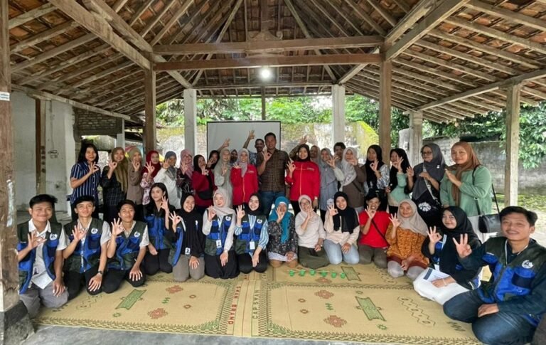 Program Setitik Terang dilaksanakan mahasiswa KKN Mandiri UNY 27127 di Dusun Sumber, Balecatur, Gamping, DIY, pada 2025. Kegiatan ini menyasar warga RT 1–7 untuk mengurangi pencemaran minyak jelantah melalui sosialisasi dan pelatihan pengolahan menjadi lilin aromaterapi bernilai guna dan ramah lingkungan.