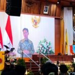 Peringatan Dies Natalis ke-69 UKSW digelar oleh Universitas Kristen Satya Wacana melalui Rapat Terbuka Senat di Balairung Universitas, Senin (1/12/2025), sebagai refleksi perjalanan kampus. Perayaan ini menegaskan visi UKSW sebagai institusi unggul dan inklusif melalui rangkaian liturgi, seni, dan pemaparan capaian strategis.