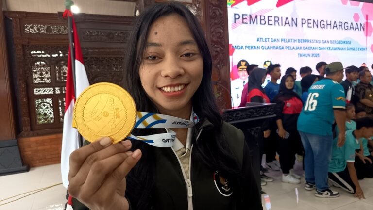 Atlet wushu asal Kabupaten Semarang, Tharisa Dea Florentina, meraih medali emas SEA Games 2025 Thailand. Atlet asal Bawen ini menjuarai kelas Sanda 56 kilogram putri di Thailand, Sabtu (20/12/2025). Prestasi diraih meski cedera dan naik kelas tanding, sebagai bukti ketangguhan dan persiapan matang.