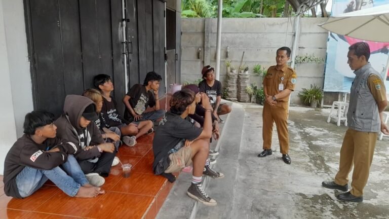 Pemerintah Kota Salatiga mulai mensosialisasikan Perda Nomor 10 Tahun 2025 di berbagai titik kota pada Selasa (9/12/2025) untuk menciptakan kawasan tertib tuna sosial. Langkah ini dilakukan melalui pemasangan papan informasi dan operasi pembinaan, guna mengurangi aktivitas tuna sosial menjelang target bebas pelanggaran pada 2026.