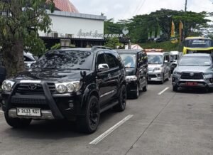 PT Trans Marga Jateng mengimbau pengguna jalan tol meningkatkan kewaspadaan. Direktur Utama Prajudi menyampaikan peringatan di ruas Tol Semarang–Solo, Ungaran, Selasa (23/12/2025), menyusul tingginya risiko kecelakaan dini hari. Imbauan diberikan untuk mencegah kecelakaan akibat kelelahan dengan beristirahat di rest area dan menjaga kecepatan.