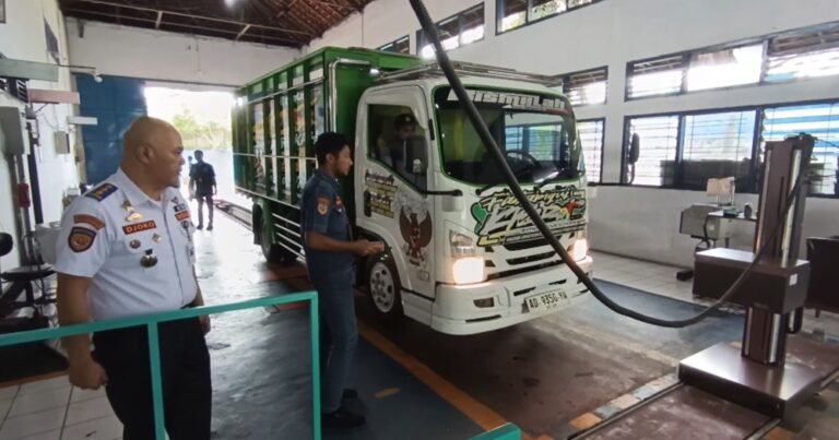 Dishub Kabupaten Semarang menegaskan kendaraan ODOL tidak akan diluluskan uji KIR. Kebijakan ini disampaikan Plt Kepala Dishub Djoko Noerjanto di Kantor Dishub Kabupaten Semarang pada Selasa, 30 Desember 2025. Langkah ini diambil untuk menjamin keselamatan lalu lintas melalui uji teknis ketat dan pengawasan rutin.