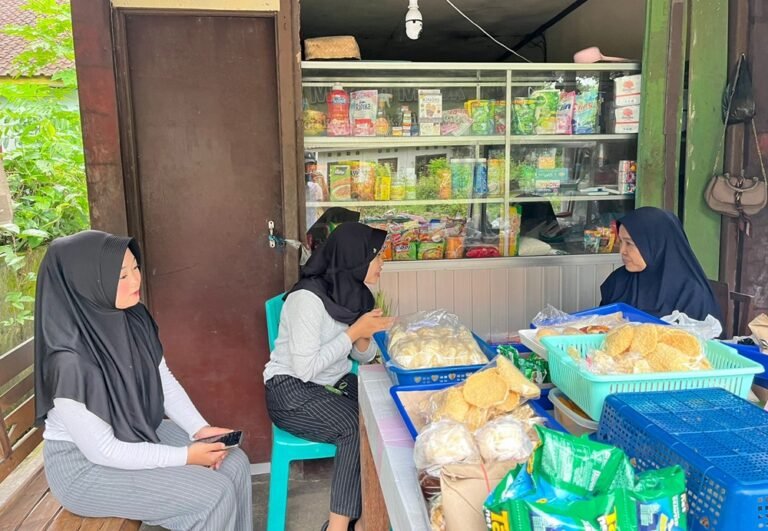 Mahasiswa KKNM UNY 27127 menggelar program Digitalisasi UMKM di Padukuhan Sumber, Balecatur, Gamping, DIY, Senin (15/12/2025). Program ini melibatkan pelaku UMKM setempat untuk meningkatkan daya saing usaha melalui pemanfaatan teknologi digital, pembuatan akun daring, pemasaran online, serta pendampingan langsung guna memperluas akses pasar.