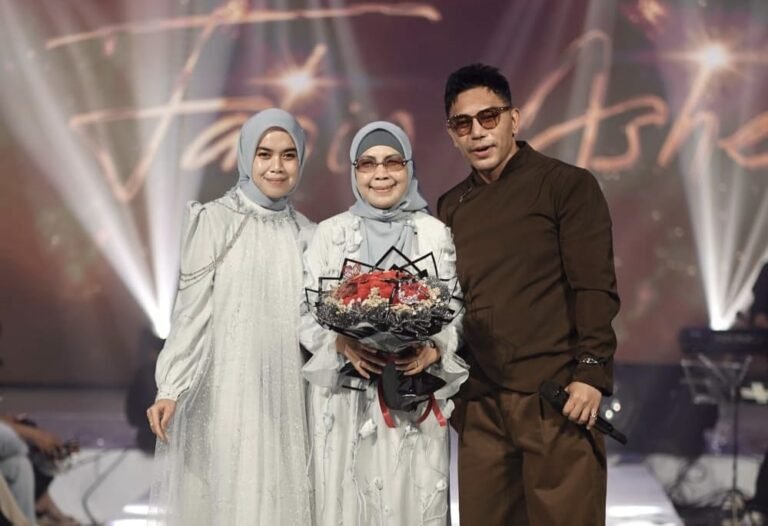 Grand Opening LUNA.GZ dimeriahkan penampilan Fabio Asher yang memukau ratusan Lunashine. Acara ini digelar Luna Hijab Indonesia di butik Kudus pada Minggu malam, 28 Desember 2025. Peluncuran dilakukan untuk menjangkau Gen Z, menghadirkan konser tematik, aktivitas kreatif, serta koleksi hijab modern yang relevan dengan gaya hidup muda.