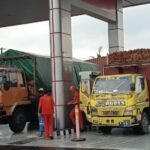 Antrean solar terjadi di sejumlah SPBU Pantura Jawa Tengah. Pertamina Patra Niaga di wilayah Jawa bagian tengah memastikan kondisi tersebut bukan kelangkaan. Pantura Jateng, jelang Nataru Desember 2025, antrean muncul akibat lonjakan permintaan logistik sebelum larangan truk berat, sementara stok dijaga 4–5 kali konsumsi harian.