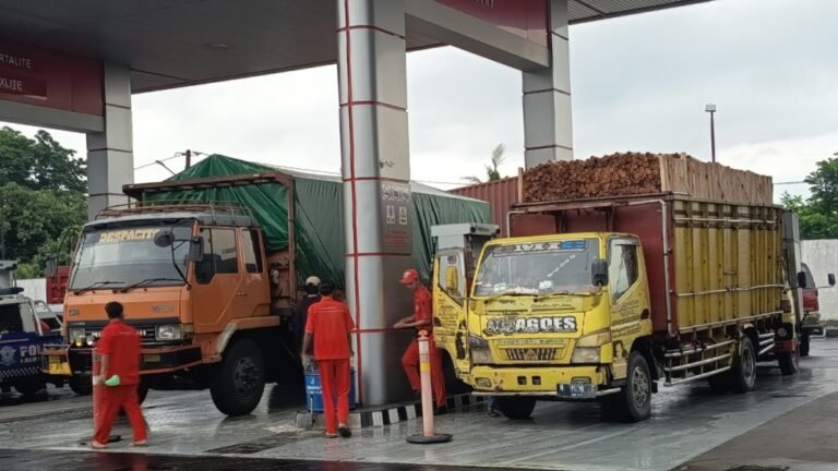 Antrean solar terjadi di sejumlah SPBU Pantura Jawa Tengah. Pertamina Patra Niaga di wilayah Jawa bagian tengah memastikan kondisi tersebut bukan kelangkaan. Pantura Jateng, jelang Nataru Desember 2025, antrean muncul akibat lonjakan permintaan logistik sebelum larangan truk berat, sementara stok dijaga 4–5 kali konsumsi harian.
