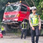 Sebuah truk Hino bermuatan bantalan crane mengalami kecelakaan tunggal. Truk yang dikemudikan Erwin Warsito terperosok ke parit di Jalan Lingkar Selatan Salatiga, Kelurahan Kumpulrejo, Jumat (19/12/2025) dini hari. Insiden diduga akibat gangguan mesin saat menanjak, ditangani polisi tanpa korban jiwa.