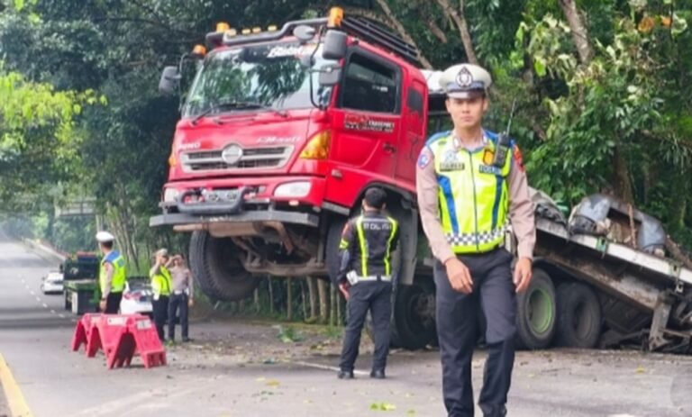 Sebuah truk Hino bermuatan bantalan crane mengalami kecelakaan tunggal. Truk yang dikemudikan Erwin Warsito terperosok ke parit di Jalan Lingkar Selatan Salatiga, Kelurahan Kumpulrejo, Jumat (19/12/2025) dini hari. Insiden diduga akibat gangguan mesin saat menanjak, ditangani polisi tanpa korban jiwa.