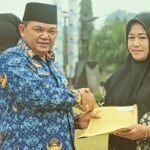 Sebanyak 10 anggota aktif Korpri Kabupaten Semarang menerima bantuan perbaikan rumah senilai Rp15 juta per orang. Bantuan diserahkan saat peringatan HUT ke-54 Korpri di Alun-alun Bung Karno, Ungaran Timur, Senin (1/12/2025), sebagai wujud solidaritas untuk meningkatkan kelayakan hunian, terutama fasilitas MCK, melalui verifikasi lapangan.