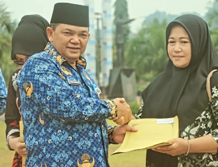 Sebanyak 10 anggota aktif Korpri Kabupaten Semarang menerima bantuan perbaikan rumah senilai Rp15 juta per orang. Bantuan diserahkan saat peringatan HUT ke-54 Korpri di Alun-alun Bung Karno, Ungaran Timur, Senin (1/12/2025), sebagai wujud solidaritas untuk meningkatkan kelayakan hunian, terutama fasilitas MCK, melalui verifikasi lapangan.
