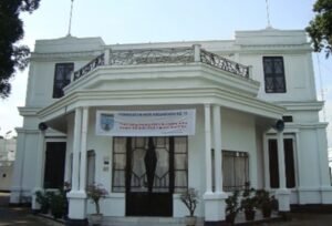 Disperinnaker Salatiga mengusulkan UMK 2026 sebesar Rp2,69 juta yang ditetapkan gubernur secara final. Kebijakan ini disampaikan Kepala Disperinnaker Agung Hidratmiko di Salatiga pada Rabu, 24 Desember 2025, guna menyeimbangkan kesejahteraan pekerja dan keberlangsungan usaha, dengan pengawasan melalui BPJS Ketenagakerjaan.