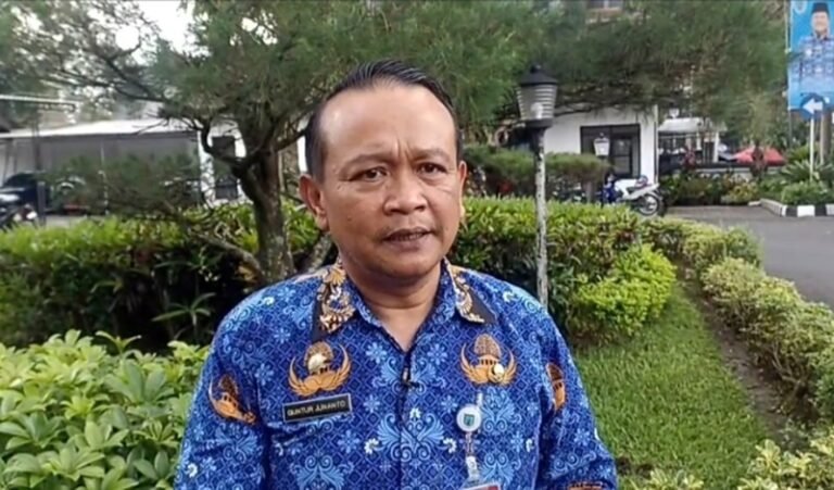 Larangan melintas truk besar diberlakukan Dishub Kota Salatiga. Kebijakan ini ditujukan kepada truk bersumbu lebih dari tiga di wilayah Salatiga mulai 19 Desember 2025 hingga 4 Januari 2026. Pembatasan dilakukan untuk mencegah kemacetan saat Nataru dengan pengawasan di pintu masuk kota.
