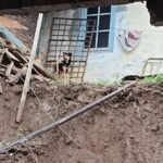 Tanah longsor terjadi di Samirono, Getasan, Kabupaten Semarang, pada Jumat (5/12/2025) setelah hujan deras terus mengguyur wilayah tersebut. Dua rumah warga rusak pada bagian kamar dan toilet akibat talud lima meter ambrol. Warga bersama TNI–Polri, BPBD, dan relawan membersihkan material longsor sebagai upaya penanganan.