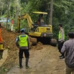 Tanah longsor menutup total jalan Bakalan–Kemambang di Banyubiru setelah hujan deras mengguyur wilayah tersebut pada Rabu (10/12/2025). Kepala BPBD Semarang Alexander Gunawan menjelaskan longsor terjadi karena tebing 40 meter tidak stabil. Penanganan dilakukan dengan pembersihan material, pemasangan trucuk bambu, dan dukungan alat berat.