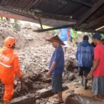 Talud milik warga di Plompongan, Kauman Kidul, Salatiga, longsor pada Kamis (4/12/2025) setelah hujan deras memicu pergeseran tanah. Polisi, BPBD, dan warga mengevakuasi material serta mengamankan lokasi. Wali Kota Robby Hernawan meninjau kerusakan dan memastikan penanganan cepat demi keselamatan warga.