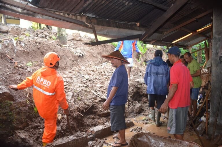 Talud milik warga di Plompongan, Kauman Kidul, Salatiga, longsor pada Kamis (4/12/2025) setelah hujan deras memicu pergeseran tanah. Polisi, BPBD, dan warga mengevakuasi material serta mengamankan lokasi. Wali Kota Robby Hernawan meninjau kerusakan dan memastikan penanganan cepat demi keselamatan warga.