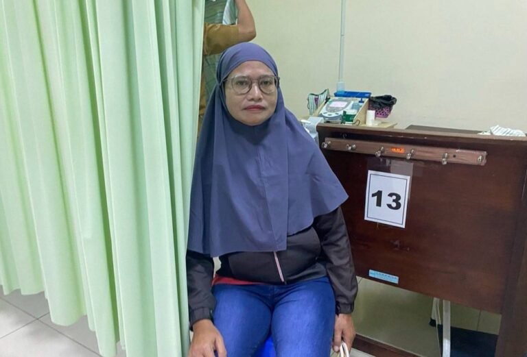 Manfaat Program JKN dirasakan Jarini, peserta JKN yang menjalani pengobatan rutin di RSUD dr. Gunawan Mangunkusumo, Kabupaten Semarang. Program ini memberikan akses layanan kesehatan tanpa biaya tambahan, membantu pengobatan jantung dan fisioterapi yang dijalaninya selama setahun, serta menjamin pelayanan setara bagi seluruh pasien.