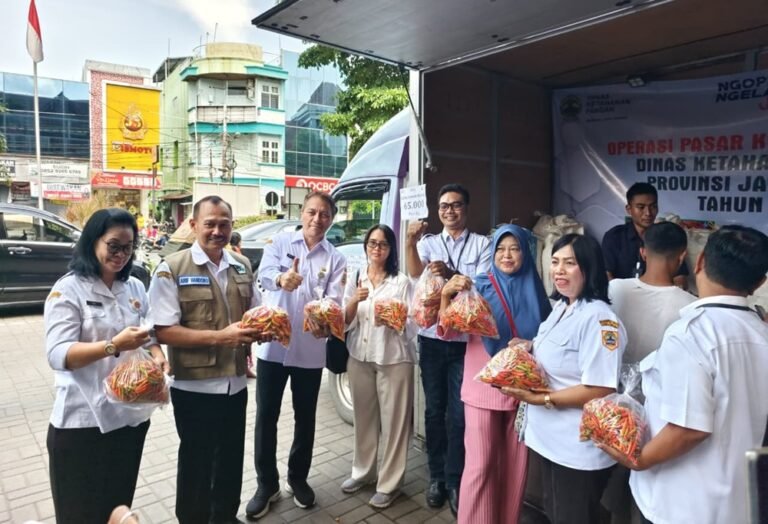 Pemprov Jawa Tengah mengembangkan 300 hektare kawasan cabai untuk menjaga stabilitas harga saat musim defisit. Program ini dijalankan Dinas Pertanian bersama champion “Petarung Sejati” dan TPID di berbagai kabupaten/kota. Upaya dilakukan untuk memastikan suplai stabil melalui penanaman off season, dukungan sarpras, dan skema distribusi terstruktur.