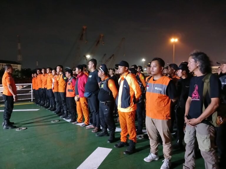 Relawan asal Semarang Eryadimas alias Klowor kembali terjun ke lokasi bencana di Sibolga, Sumatera Utara, Kamis (4/12/2025). Ia bergabung dengan BPBD dalam evakuasi korban banjir bandang dan longsor, terdorong misi kemanusiaan meski menghadapi medan berat dan keterbatasan komunikasi.