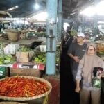 Harga cabai di Pasar Blauran Salatiga melonjak tajam awal Desember. Pedagang dan pembeli di Kota Salatiga merasakan dampak kenaikan hingga Rp15 ribu per kilogram, terjadi akibat cuaca buruk dan hujan deras yang menyebabkan petani gagal panen sehingga pasokan cabai ke pasar menurun drastis.