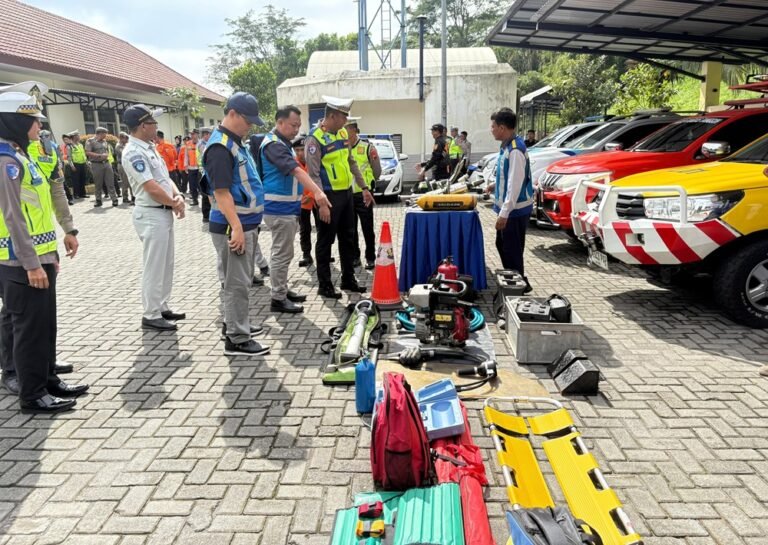 Apel Quick Response digelar Sat Lantas Polres Semarang bersama instansi terkait di halaman Kantor TMJ Exit Tol Ungaran, Senin (15/12/2025). Kegiatan ini dilaksanakan untuk meningkatkan kesiapsiagaan menghadapi kecelakaan dan kontinjensi jelang Nataru, melalui penguatan koordinasi lintas sektor dan pengecekan sarana prasarana penanganan cepat.