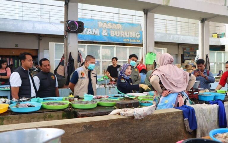 Tim Jejaring Keamanan Pangan Jawa Tengah menemukan produk pangan mengandung bahan kimia berbahaya saat inspeksi. Pengecekan dilakukan Polri dan instansi terkait di pasar tradisional dan modern Kota Salatiga, Selasa (16/12/2025), guna melindungi konsumen, melalui uji cepat, penarikan produk bermasalah, serta imbauan kepada pedagang.