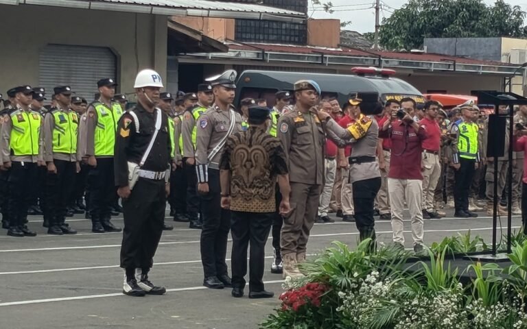 Polres Semarang menggelar apel pasukan Operasi Lilin 2025. Kegiatan dipimpin Kapolres Semarang AKBP Ratna Quratul Ainy di Mapolres Semarang, Jumat (19/12/2025). Apel digelar untuk menjamin keamanan ibadah Natal, wisata, dan lalu lintas Nataru melalui penyiapan pos, personel, serta rekayasa lalu lintas situasional.