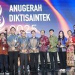 Universitas Kristen Satya Wacana meraih empat penghargaan Anugerah Diktisaintek 2025. Penghargaan diterima Rektor UKSW Prof. Intiyas Utami di Graha Diktisaintek, Jakarta, Jumat (19/12/2025). Capaian ini menjadi pengakuan atas kinerja UKSW dalam internasionalisasi, kerja sama, serta pengelolaan humas digital.