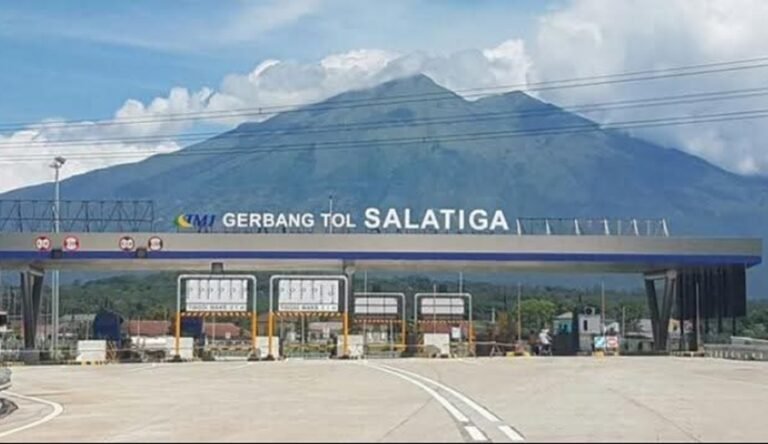 Exit Tol Tingkir diperkirakan menjadi titik rawan kemacetan saat arus Natal 2025 dan Tahun Baru 2026. Warga Tingkir meminta Pemkot Salatiga dan Polri menyiapkan pengamanan. Kekhawatiran muncul karena jalan sempit berpotensi dialihkan ke perkampungan, sehingga polisi menyiapkan pos pengamanan dan pengaturan lalu lintas.