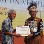 UKSW Salatiga memberi penghargaan kepada Drs. Soenarto Notosoedarmo pada Senin (1/12/2025) atas dedikasinya melestarikan lebih dari 150 spesies tanaman sejak 1973. Berlokasi di kampus UKSW, upaya ini lahir dari kecintaannya pada flora, dilakukan melalui penamaan, pendokumentasian, dan gerakan Kampusku Floraku.