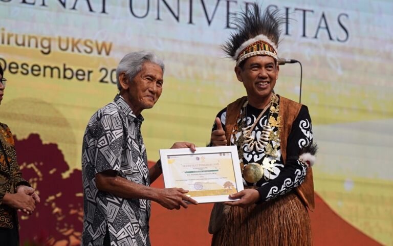 UKSW Salatiga memberi penghargaan kepada Drs. Soenarto Notosoedarmo pada Senin (1/12/2025) atas dedikasinya melestarikan lebih dari 150 spesies tanaman sejak 1973. Berlokasi di kampus UKSW, upaya ini lahir dari kecintaannya pada flora, dilakukan melalui penamaan, pendokumentasian, dan gerakan Kampusku Floraku.