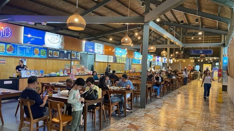 Melepas 2025 dengan rehat bernuansa alam ditawarkan Resta Pendopo KM 456 sebagai rest area sekaligus destinasi wisata. Pengguna jalan Trans Jawa dan keluarga menjadi sasaran utama. Berlokasi di tol Semarang–Solo, Salatiga. Saat libur Nataru. Untuk memulihkan tubuh dan pikiran. Dengan jembatan ikonik, festival, fasilitas lengkap, dan layanan aman.