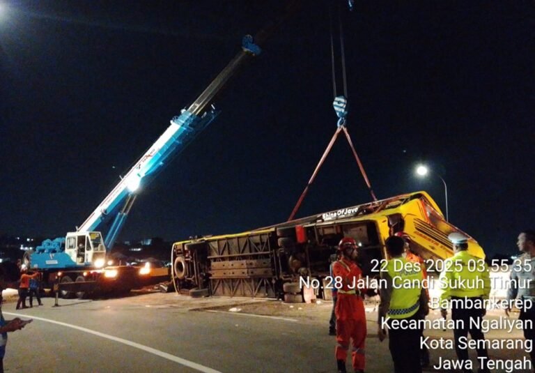 PT Jasa Marga menyampaikan duka cita atas kecelakaan bus yang melibatkan pengguna jalan tol. Manajemen Jasa Marga bersama pengelola ruas menangani kejadian di KM 419 A Simpang Susun Krapyak Tol Batang–Semarang pada Senin (22/12/2025) dini hari, guna menjamin keselamatan dan kelancaran lalu lintas melalui evakuasi cepat serta koordinasi lintas instansi.