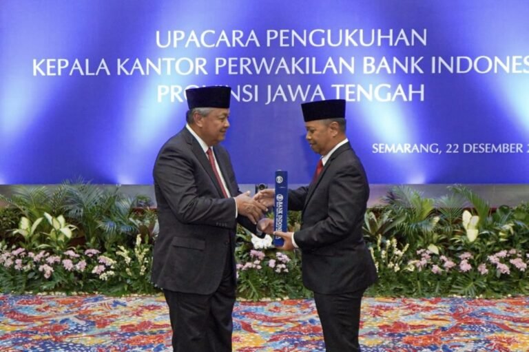 Gubernur Bank Indonesia Perry Warjiyo mengukuhkan Mohamad Noor Nugroho sebagai Kepala Perwakilan BI Jawa Tengah di Semarang, Senin (22/12/2025). Pengukuhan ini menandai penguatan peran BI sebagai mitra strategis pemerintah daerah dalam menjaga stabilitas harga dan mendorong pertumbuhan ekonomi inklusif melalui sinergi kebijakan.
